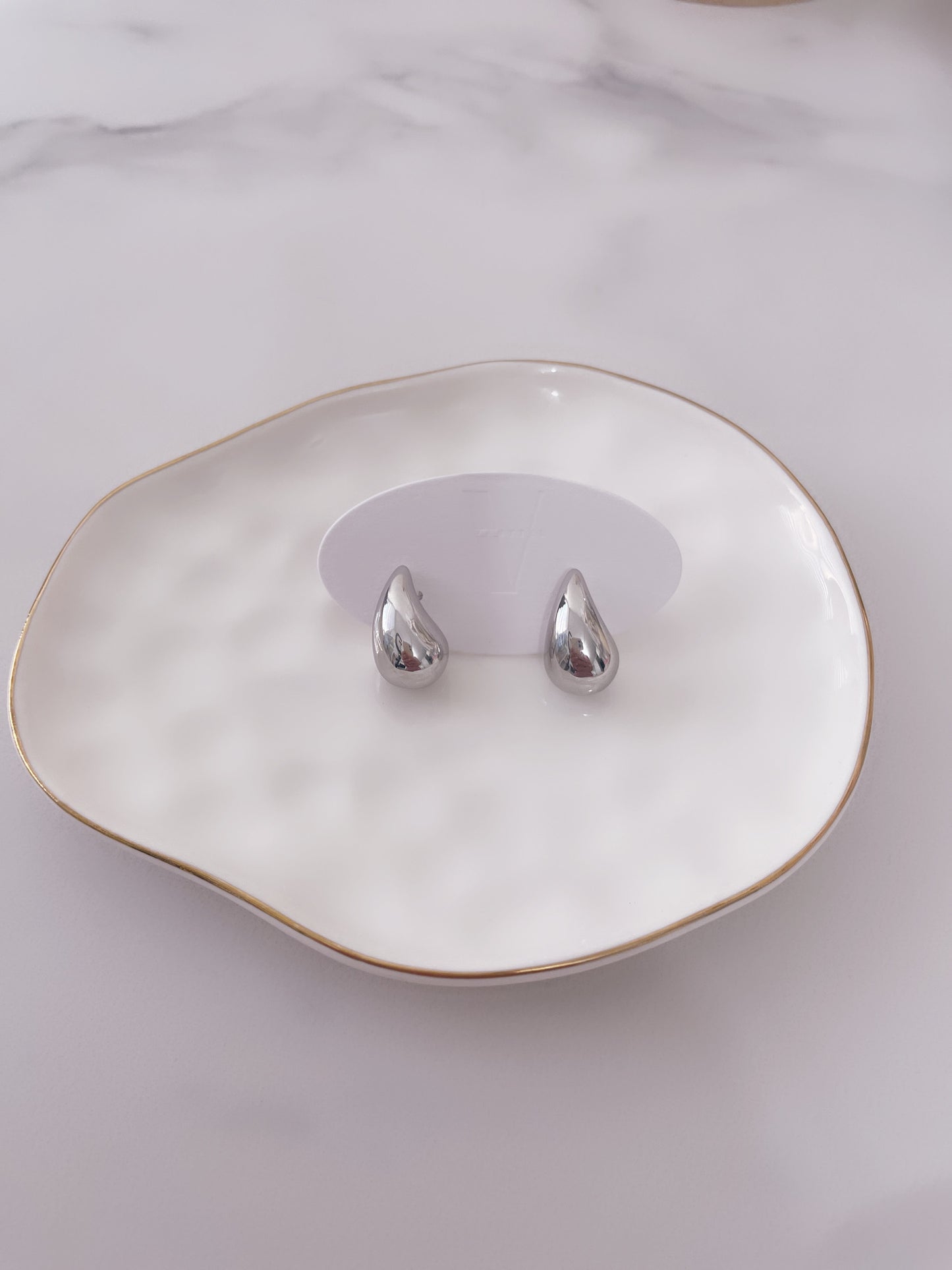 Bold Drops Studs | Varios Tamaños - Vanytel