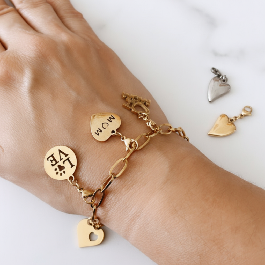 Pulsera tipo paperclip dorada de Vanytel lucida en la muñeca.