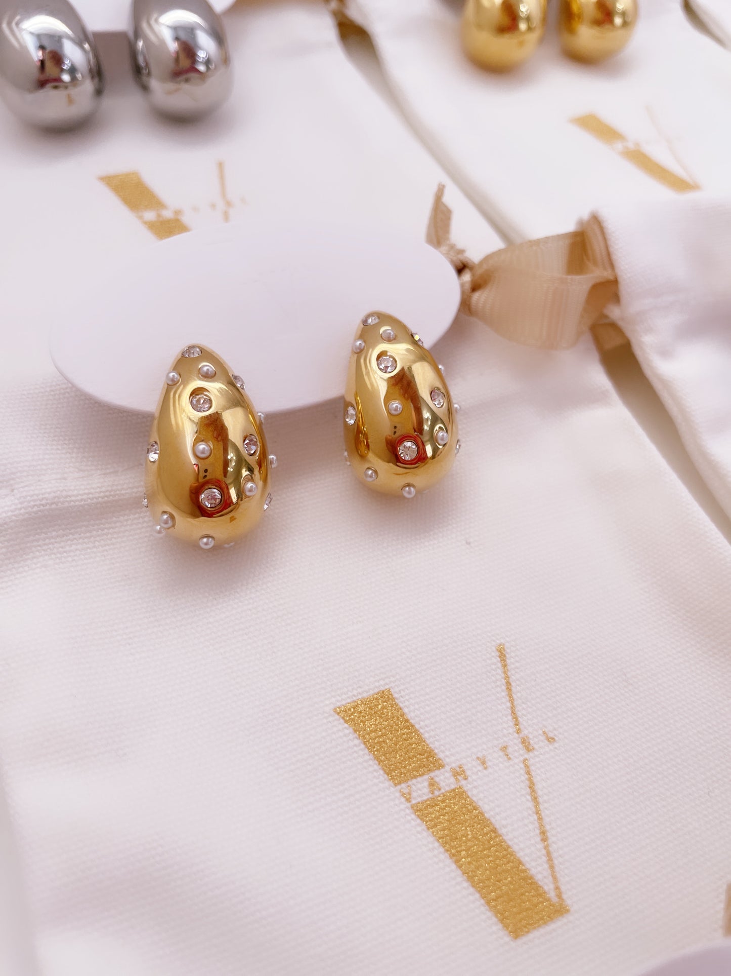Bold Drops Studs | Sparkle & Pearl - Vanytel