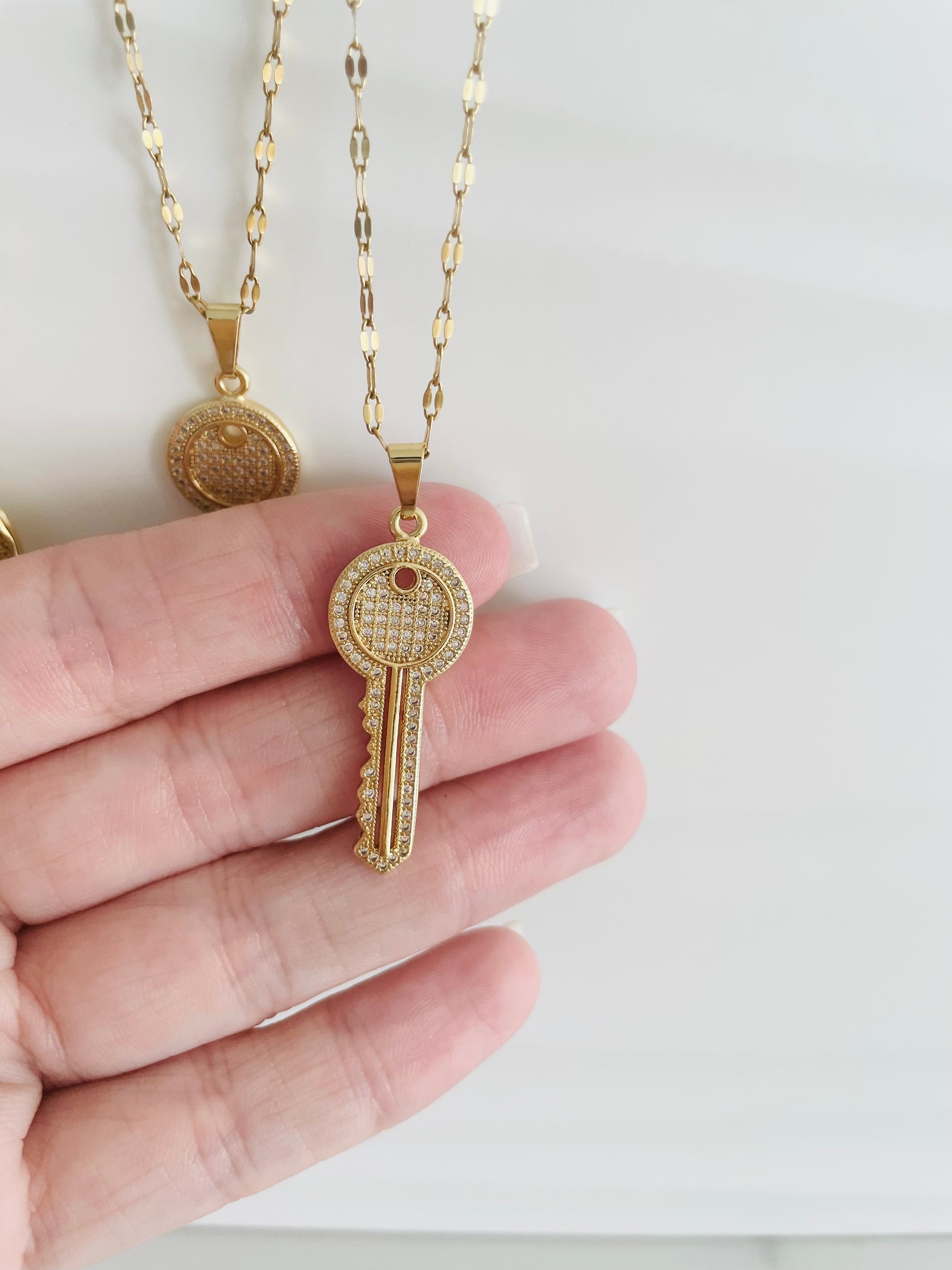 Golden Key Pendant Necklace - Vanytel
