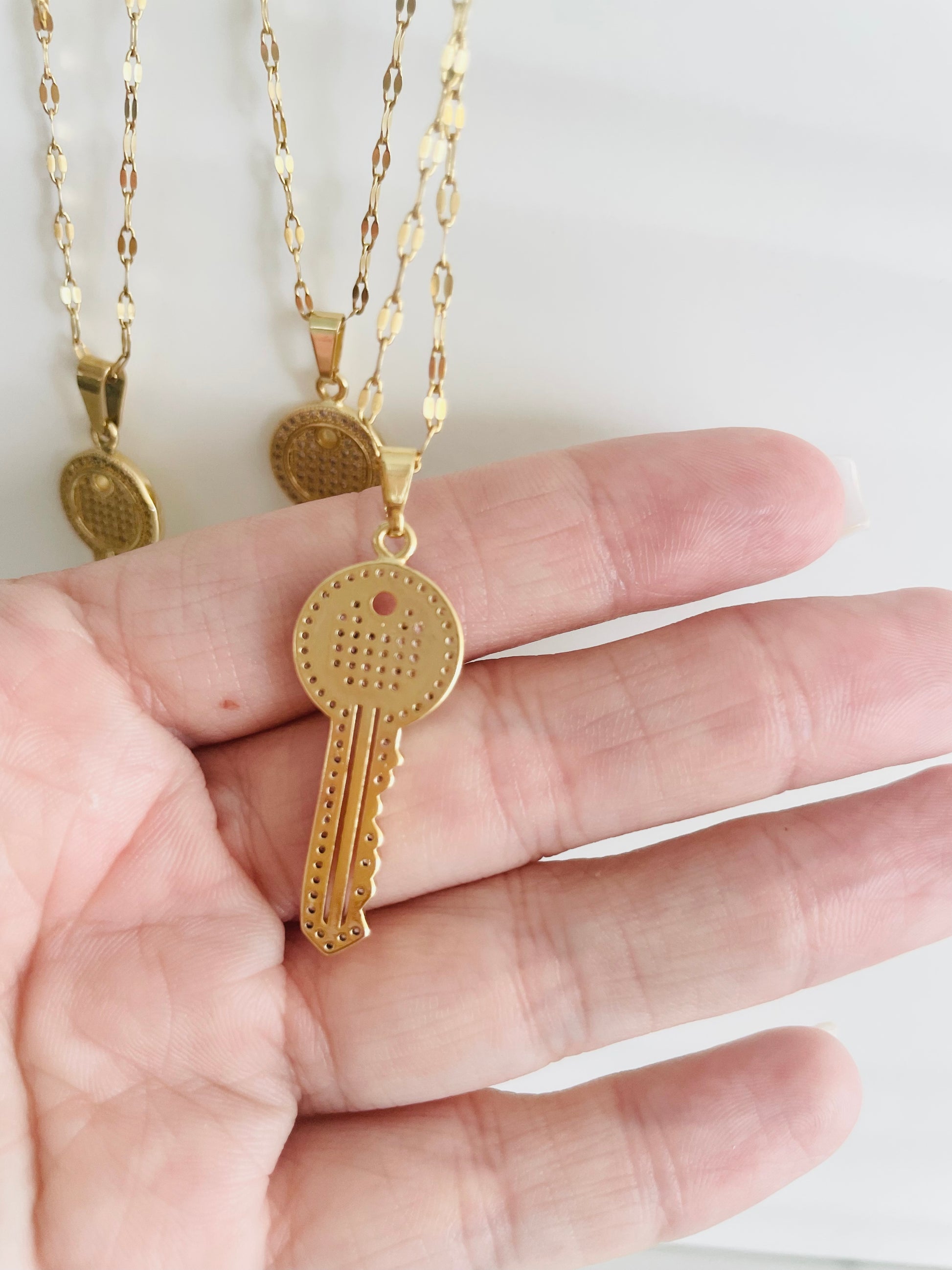 Golden Key Pendant Necklace - Vanytel
