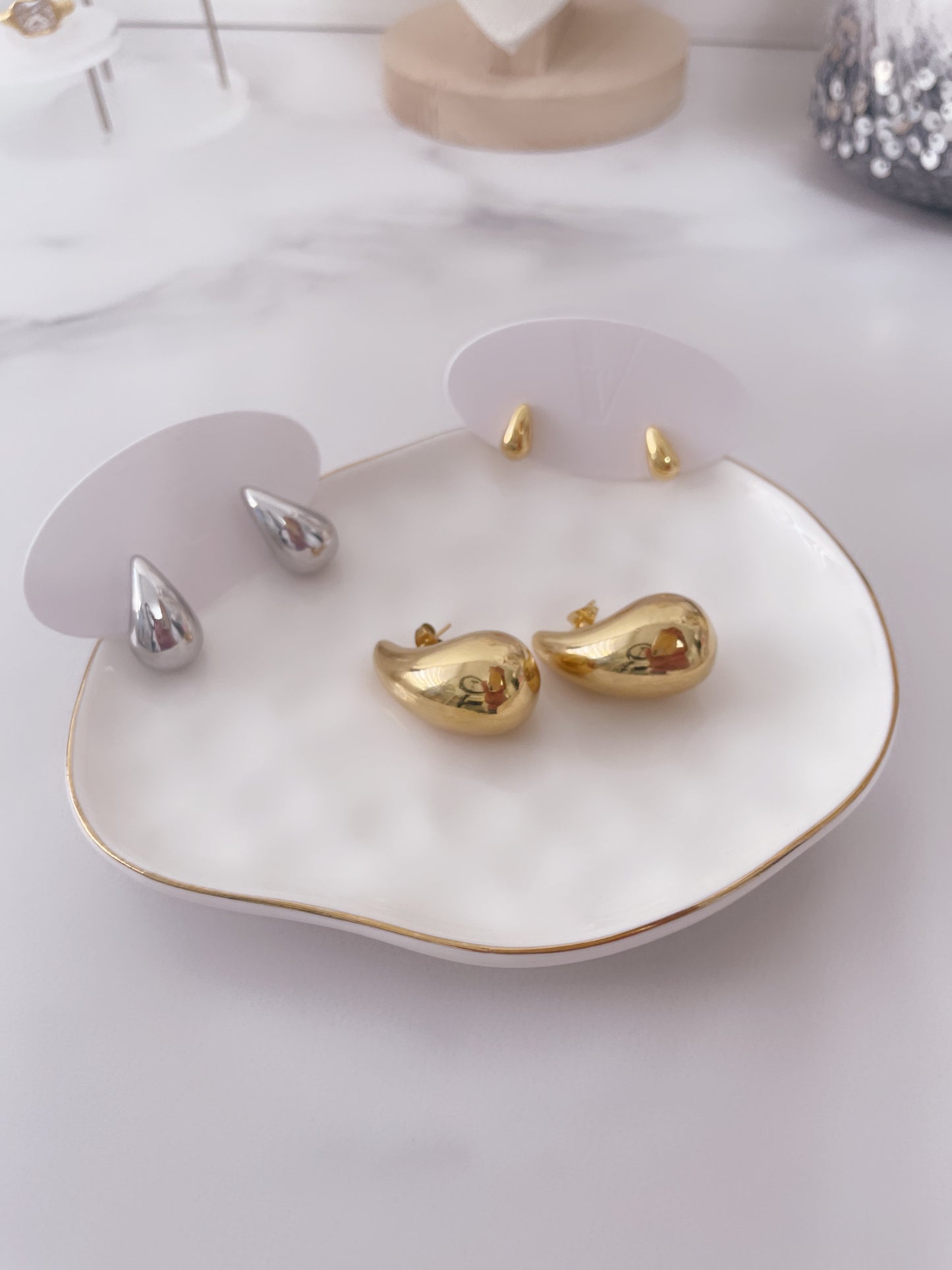 Bold Drops Studs | Varios Tamaños - Vanytel