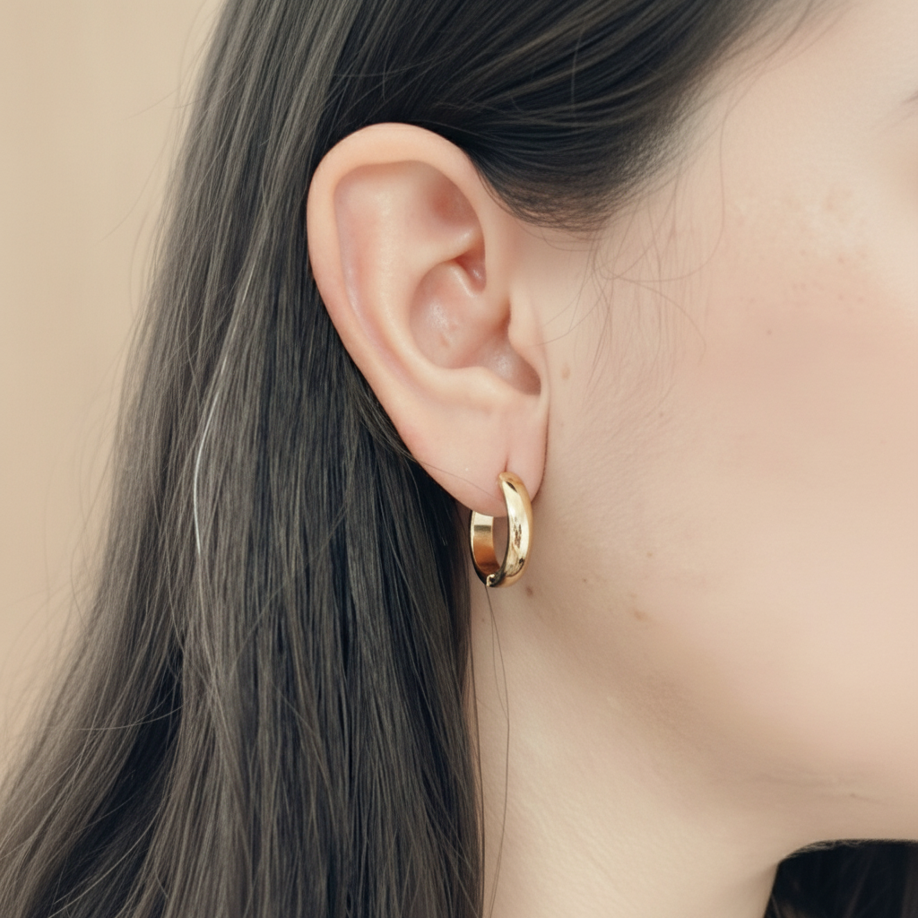Aros huggies anchos dorados de acero inoxidable para mujer, diseño clásico de Vanytel Jewelry.