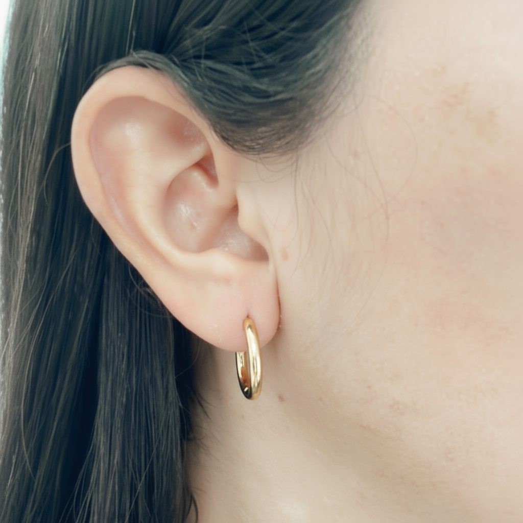 Aros huggies delgados dorados de acero inoxidable Vanytel, ideales para un look elegante y minimalista.