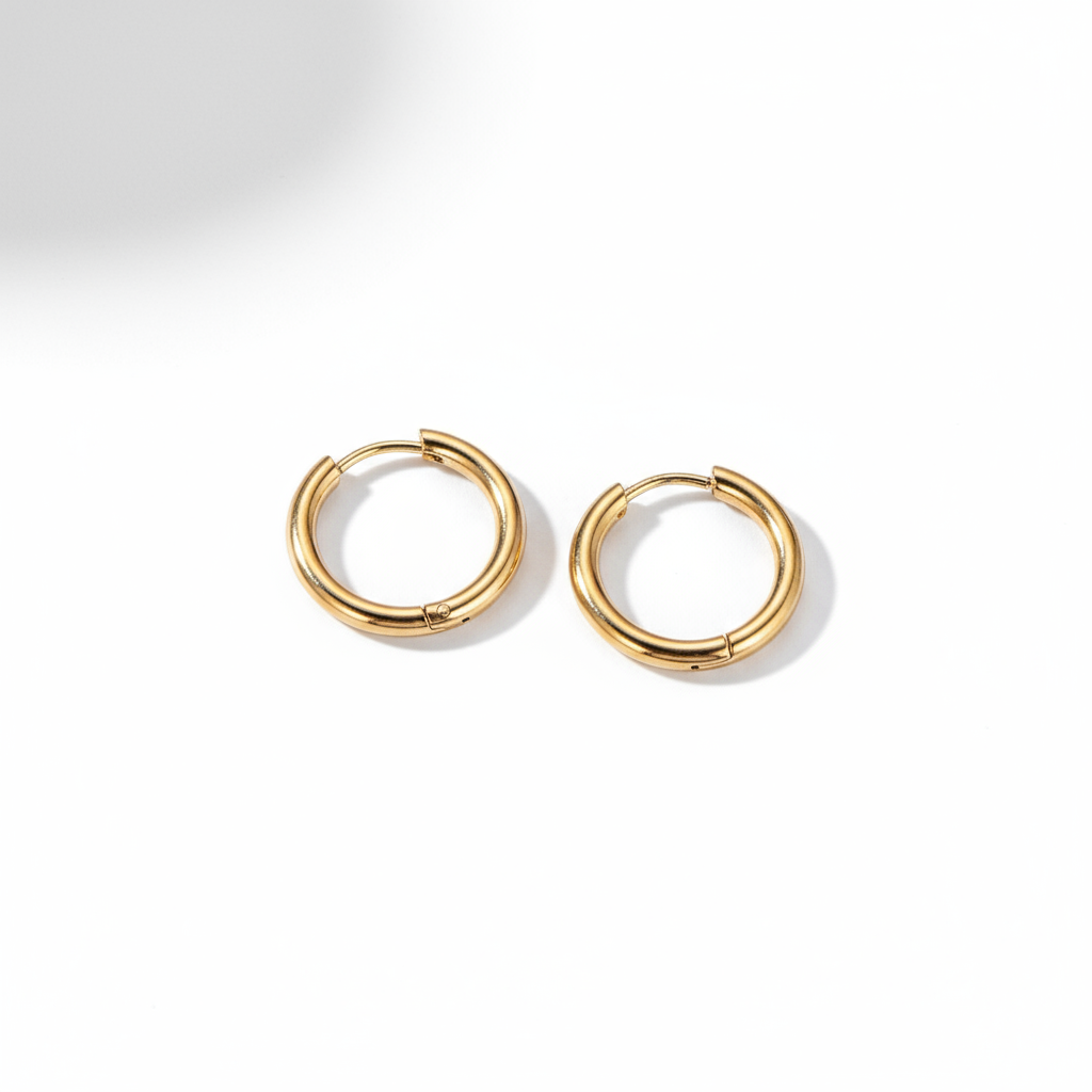 Set de aros huggies dorados en acero inoxidable de Vanytel, resistentes al agua y con brillo duradero.