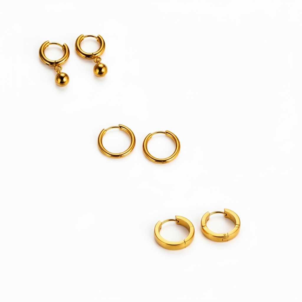 Variedad de aros huggies dorados Vanytel en acero inoxidable, estilos delgado y ancho para combinar con cualquier look.