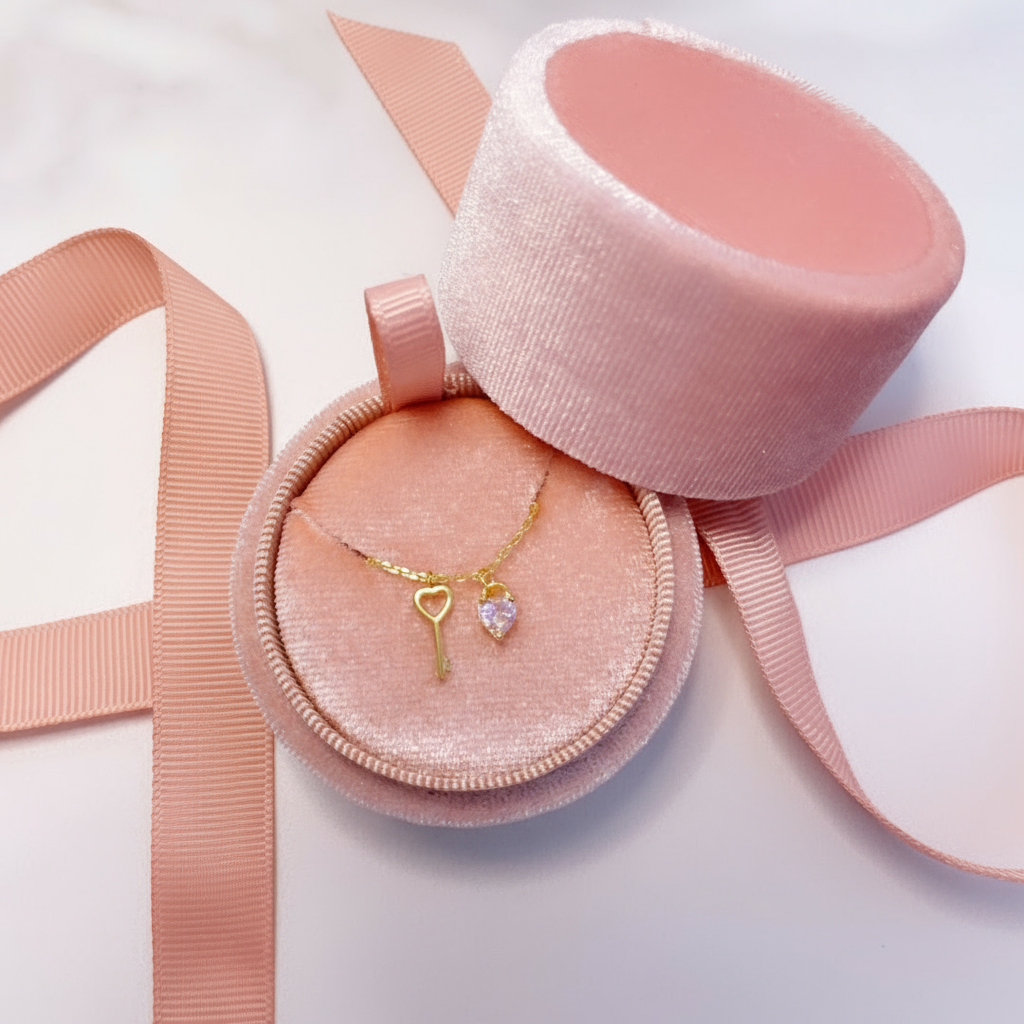 Caja de regalo en terciopelo rosa Vanytel para collar, con diseño elegante y lazo decorativo.