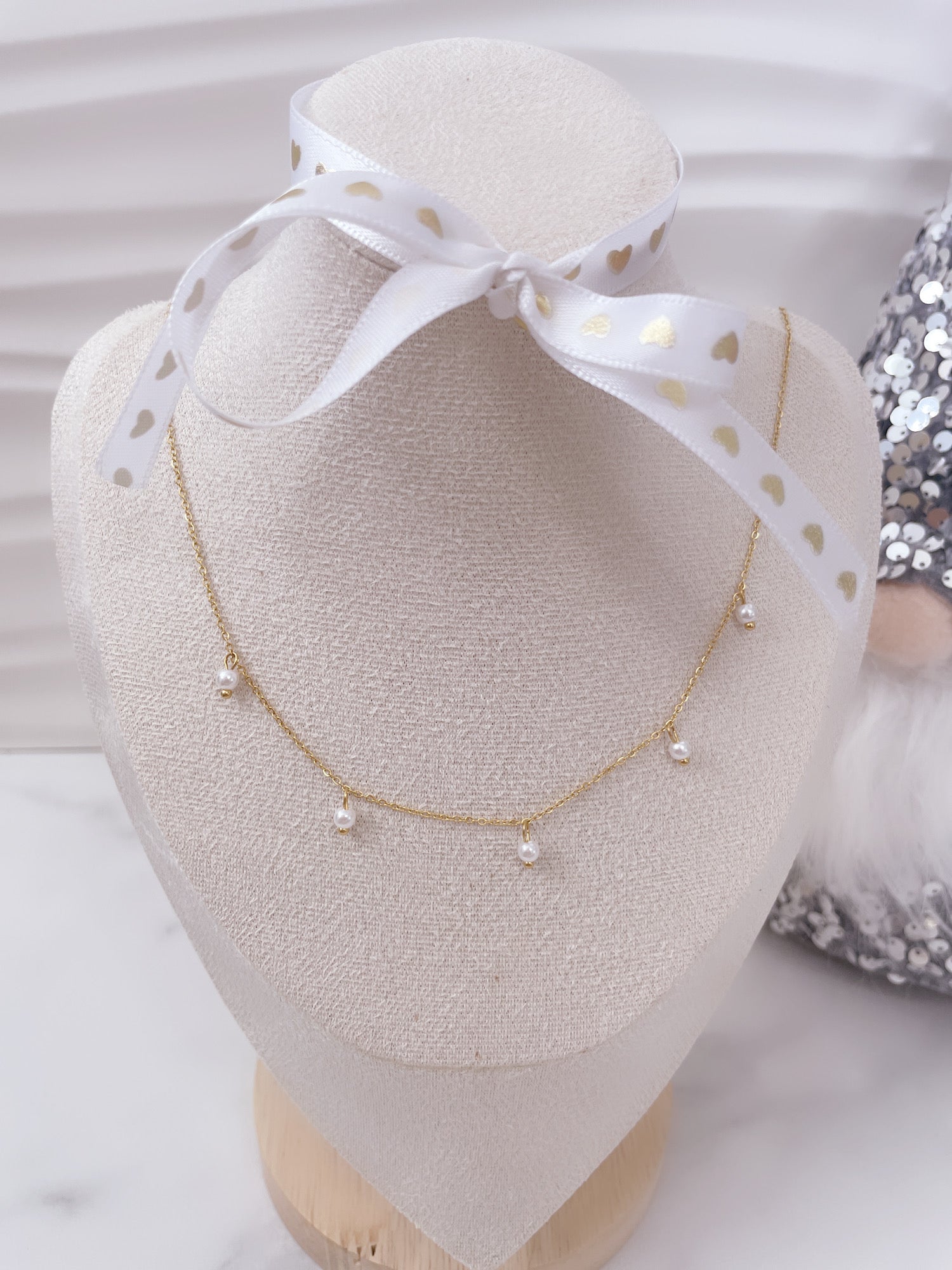 Collar Amanda choker de perlitas sobre busto exhibidor, vista frontal, Vanytel.