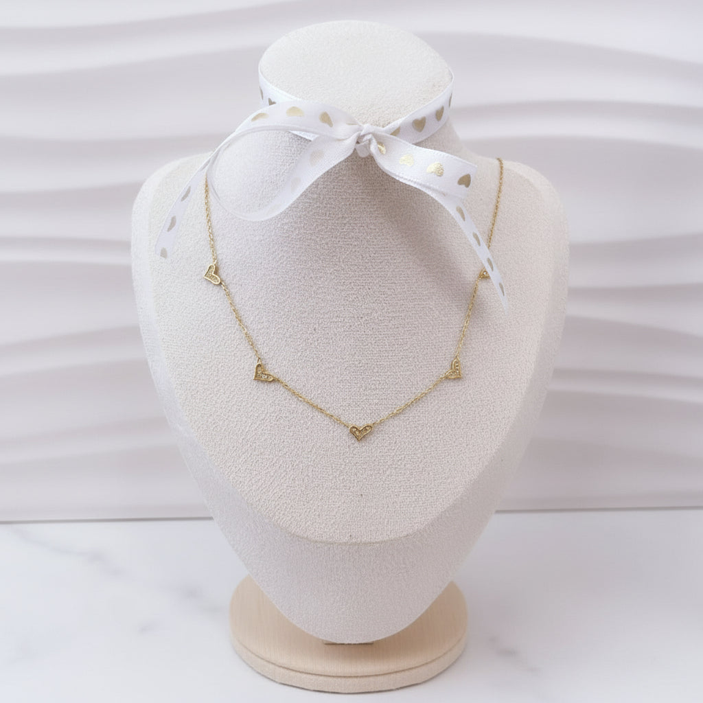 Collar de corazones con zirconias exhibido en soporte blanco, Vanytel Jewelry.