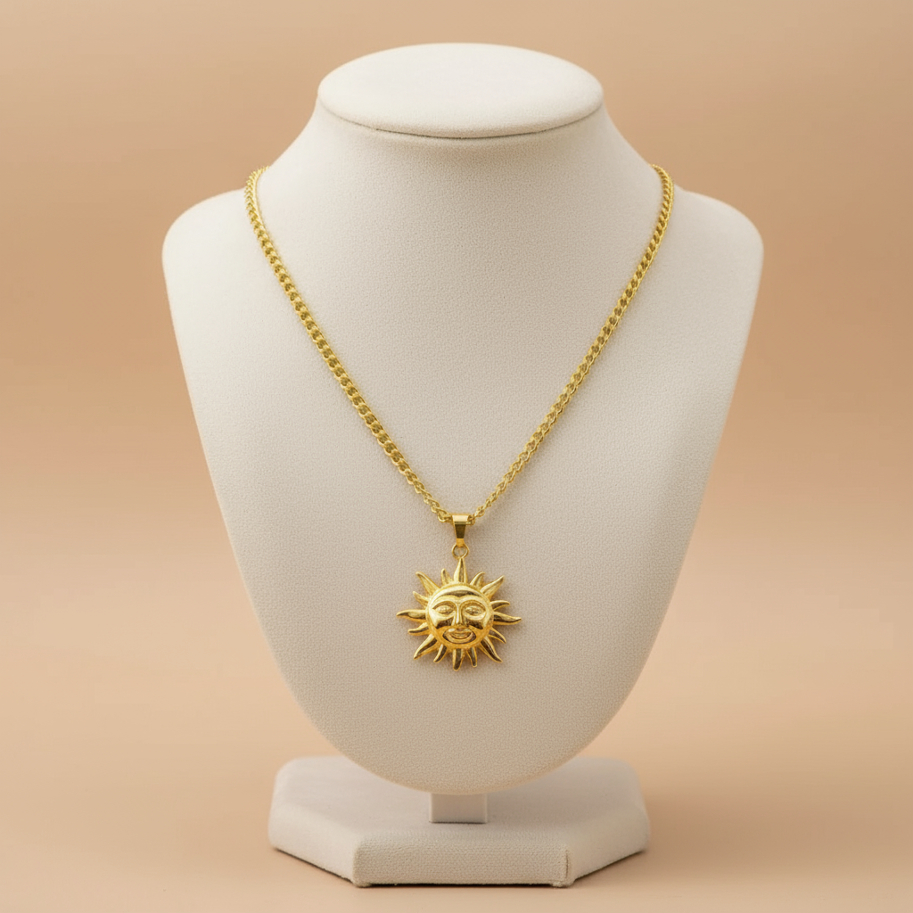 Collar Sunset Vanytel dorado sobre fondo beige mostrando el dije de sol chapado en oro.