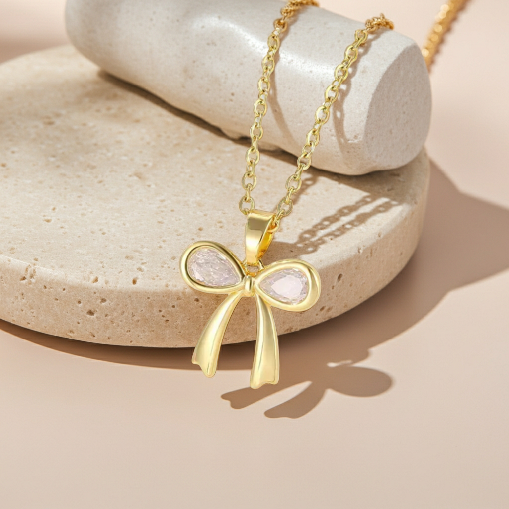 Detalle del collar con lazo y zirconias brillantes de Vanytel