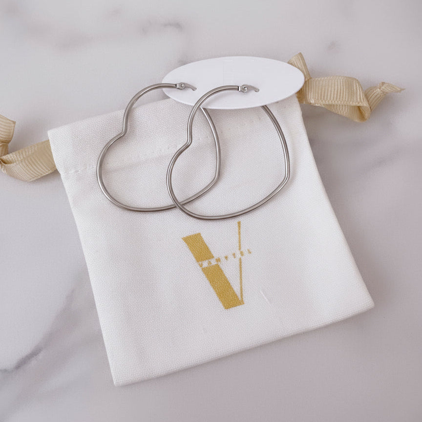 Empaque elegante con aros hoop de corazones plateadas, Vanytel.