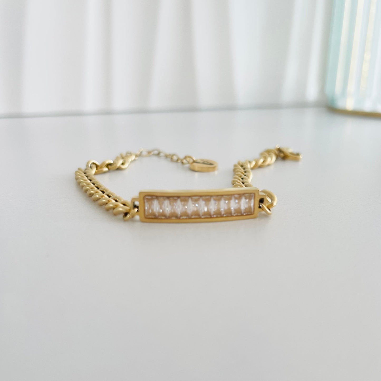 Eslabones dorados de la pulsera Sasha con zirconia brillante, diseño elegante y resistente de Vanytel