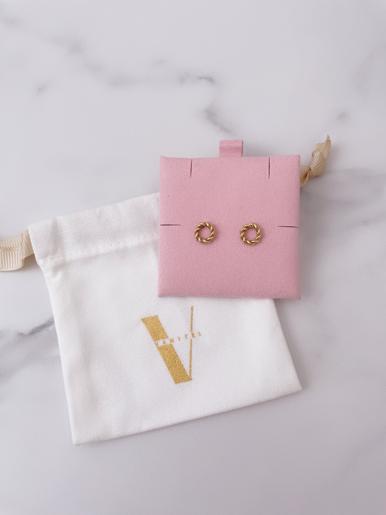 Aretes circulares dorados tipo stud, acero inoxidable brillante de Vanytel.