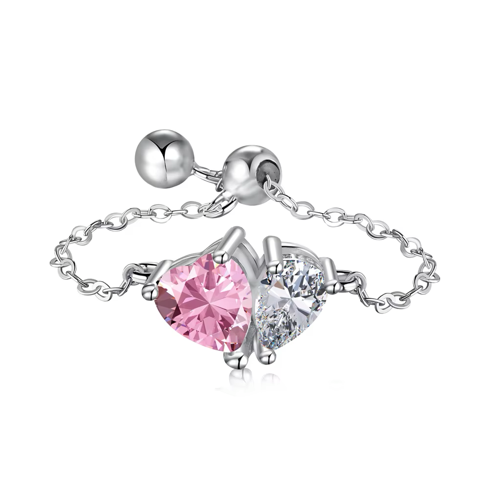 Anillo corazón rosa mini ajustable en plata esterlina 925, mostrado en la mano de una mujer, joyería romántica de Vanytel.

