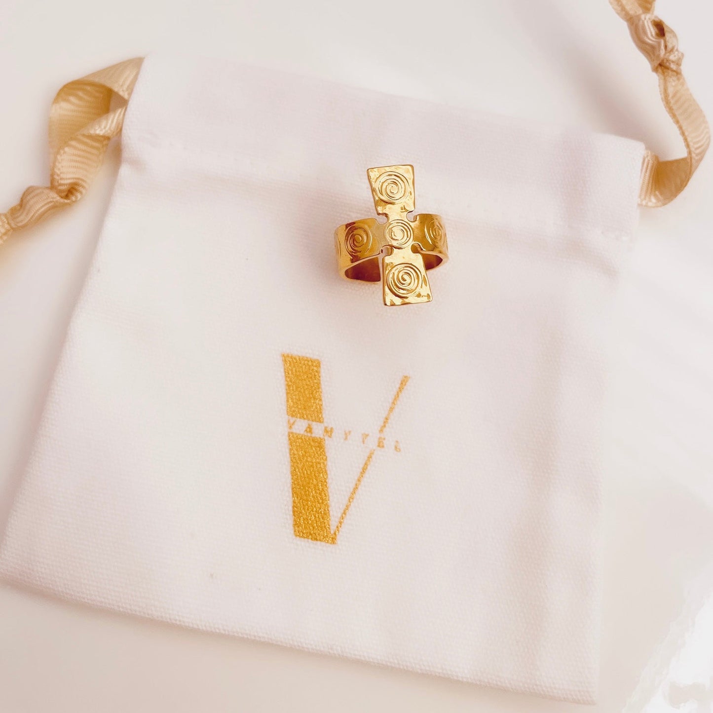 Anillo de fe con crucifijo dorado en acero inoxidable, ajustable y elegante.
