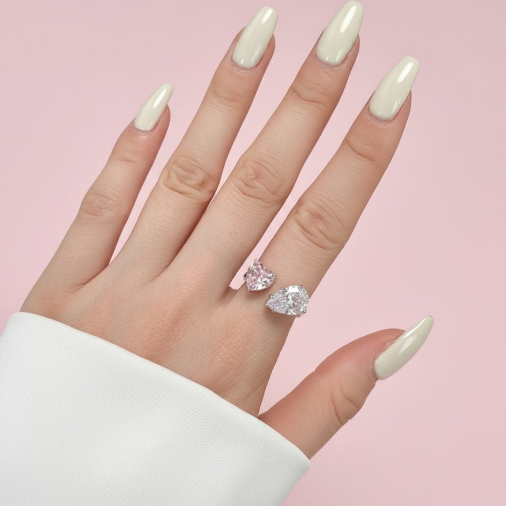 Modelo luciendo anillo Pink Heart & Icing en plata esterlina 925 con corazón rosa brillante, joyería moderna de Vanytel.