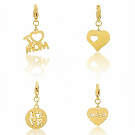 Charms Vanytel en acero inoxidable dorado y plateado con diferentes diseños de corazones y mensajes.
