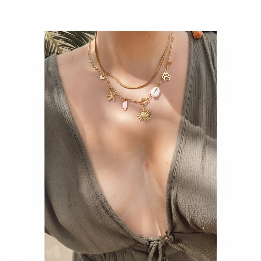 Mujer usando el Collar Encantos Vanytel con charms dorados
