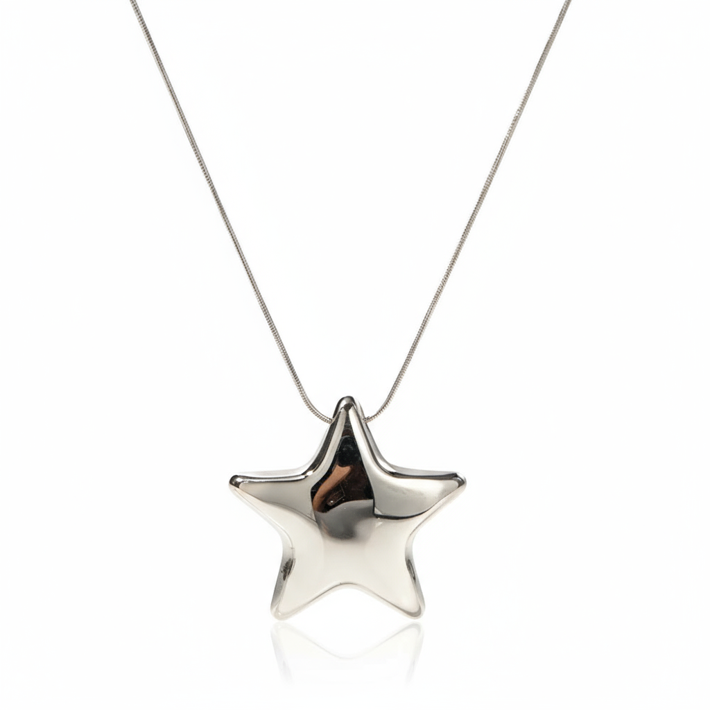 Collar de estrella plateado de acero inoxidable Vanytel sobre fondo blanco, joyería moderna femenina.
