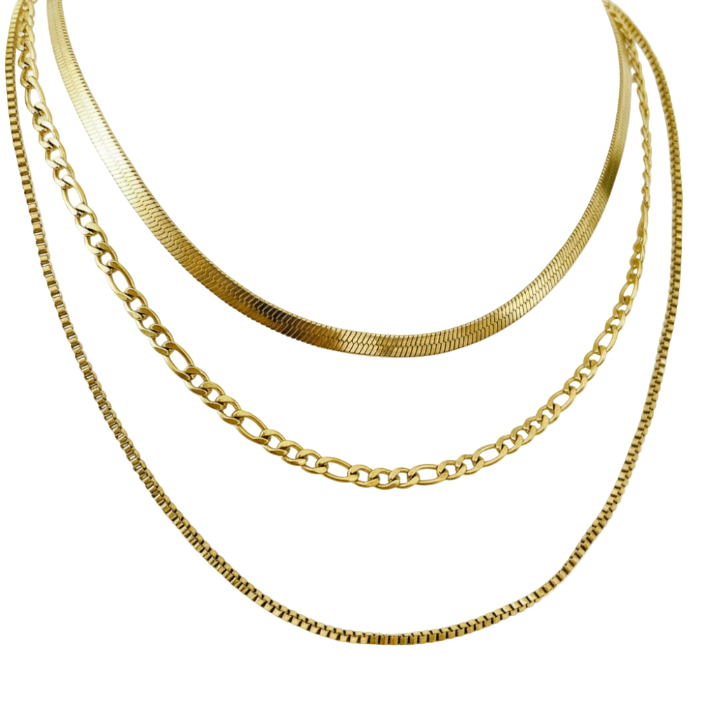 Collar Kourtney dorado en acero inoxidable con tres cadenas, joyería moderna Vanytel.
