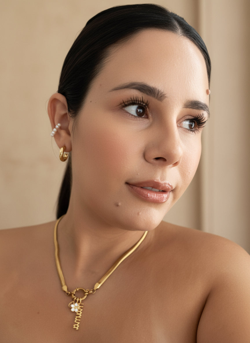 Mujer usando el Collar Mamá Vanytel dorado
