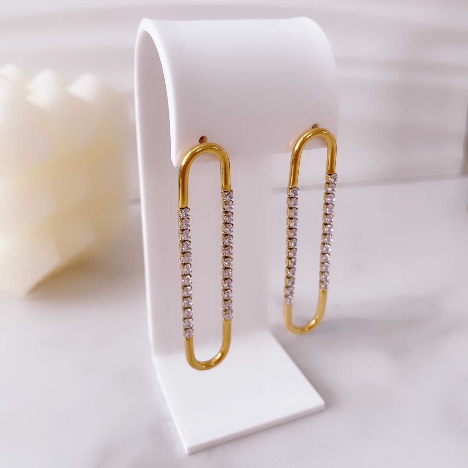 Aretes con zirconia en base blanca, joyería femenina moderna de Vanytel.
