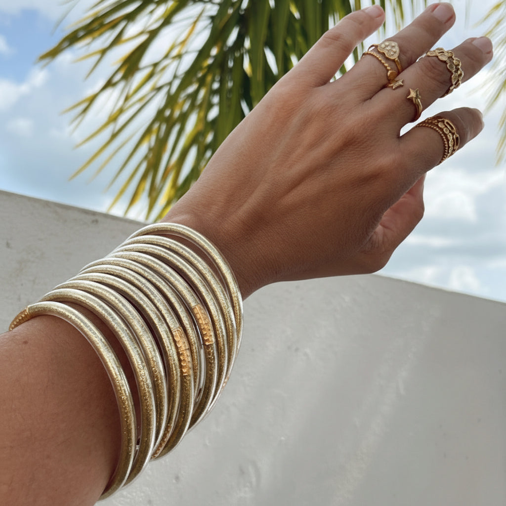 Detalle de pulsera Jelly Bangle Vanytel color dorado metálico