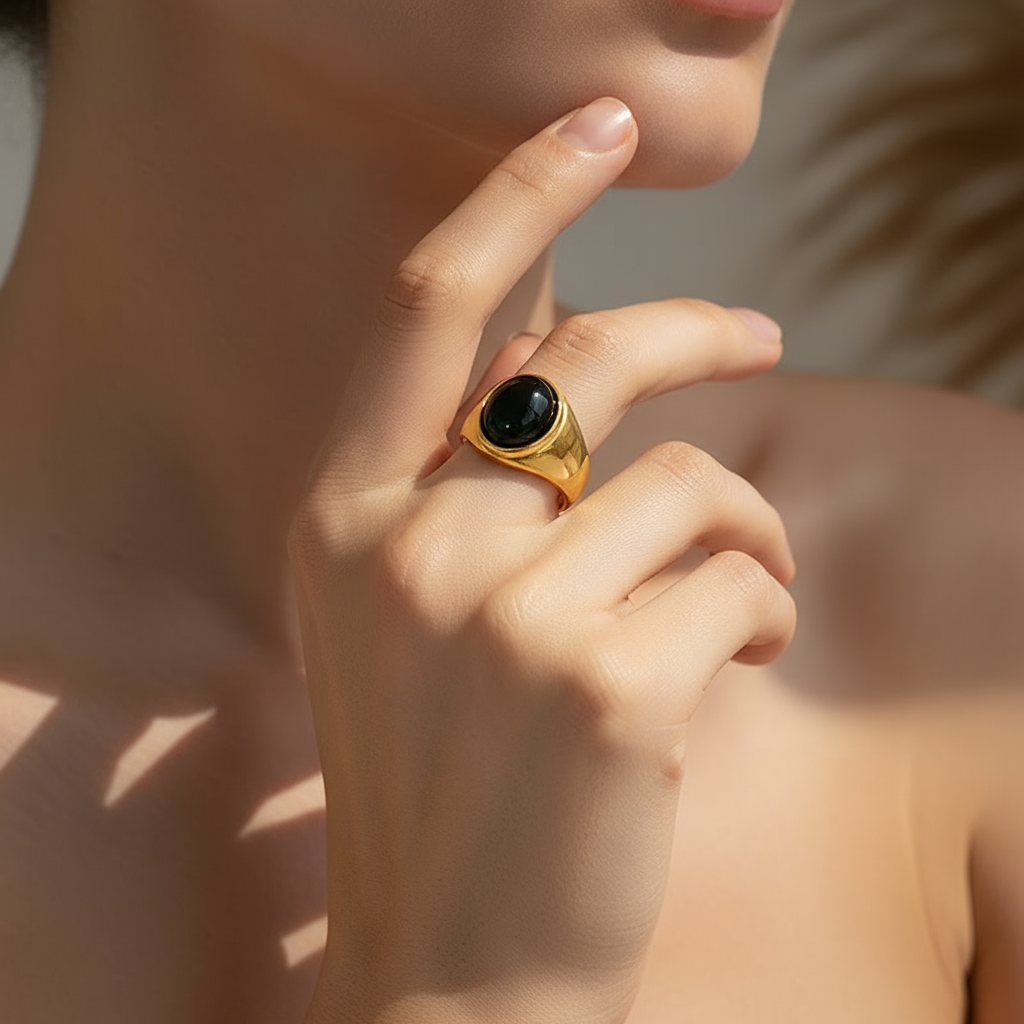 Anillo Osma Dorado con Piedra Negra para Mujer en Acero Inoxidable | Vanytel