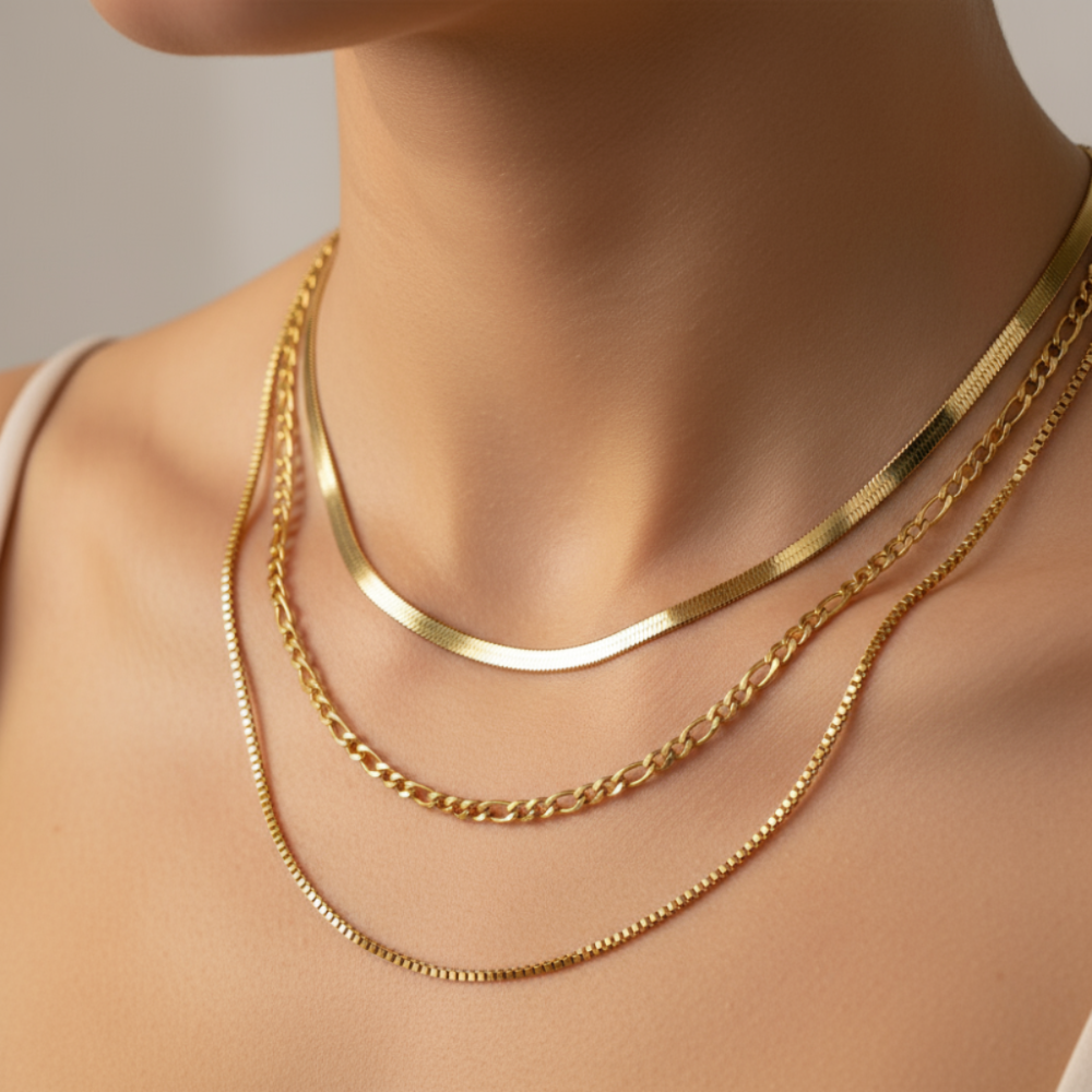 Modelo usando el collar Kourtney dorado de Vanytel, diseño en capas con brillo elegante.
