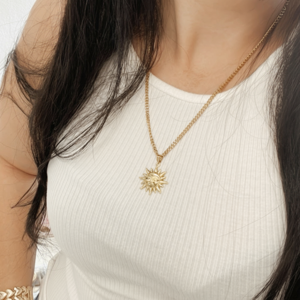 Modelo luciendo el Collar Sunset Vanytel con dije de sol dorado, estilo veraniego y moderno.
