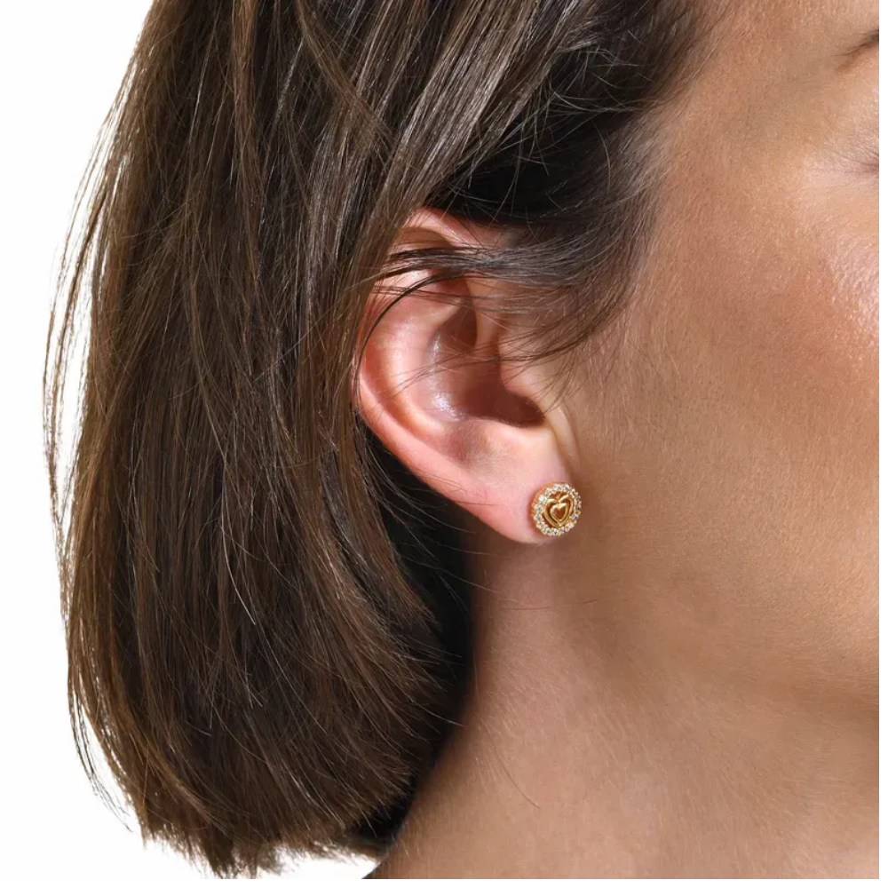 Mujer usando aretes coquette dorados de acero inoxidable Vanytel
