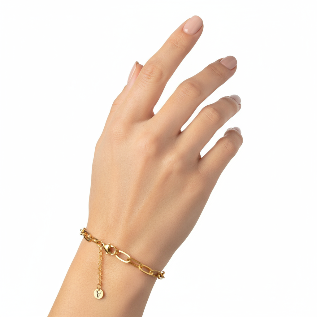 Detalle de la cadena tipo paperclip dorada de la pulsera Vanytel.

