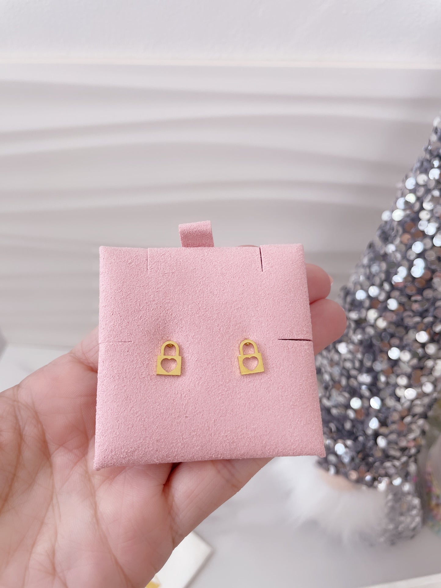 Aretes de corazón candado dorados tipo stud de acero inoxidable, joyería Vanytel.
