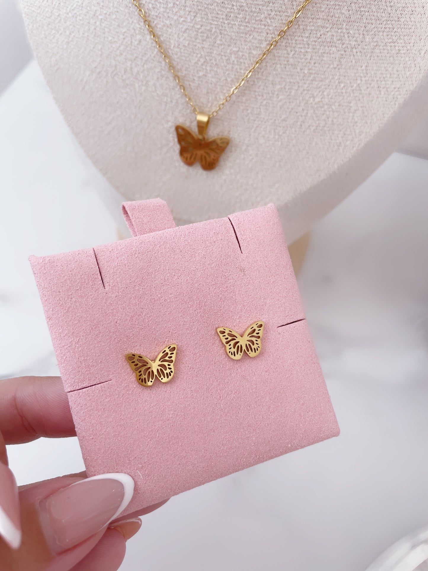Aretes mariposa dorada tipo stud en acero inoxidable, marca Vanytel.
