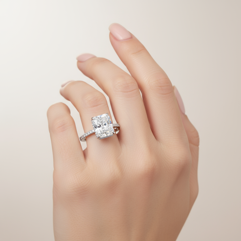 Modelo luciendo el anillo Trophy Wife de Vanytel, diseño moderno en plata esterlina con piedra brillante.